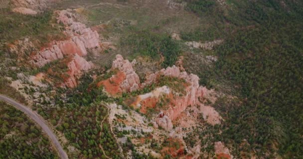 Herrliche Felsen Bryce Nationalpark Überwachsen Mit Grünem Kiefernwald Luftaufnahme Von — Stockvideo