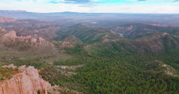 多云的白天 山景尽收眼底 在松林丛生的岩石景观上拍摄的无人机画面 — 图库视频影像