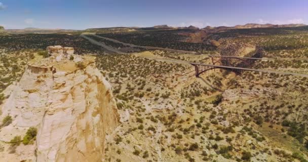 在沙漠中靠近岩石的顶部飞行 接近两座连接陆地巨大裂缝边缘的桥 美国犹他州 — 图库视频影像