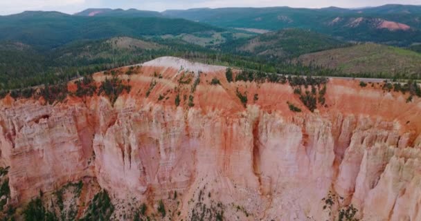 Prachtige Enorme Rots Van Koraal Kleur Bryce National Park Bergen — Stockvideo