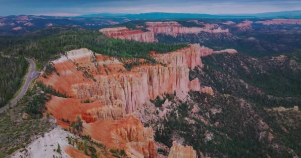 Espléndida Vista Panorámica Del Cañón Bryce Interminable Territorio Montañoso Cubierto — Vídeos de Stock
