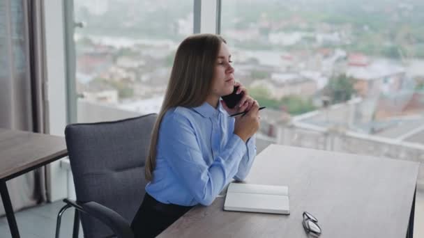 Senhora Negócios Senta Secretária Fala Telefone Mulher Termina Sua Conversa — Vídeo de Stock