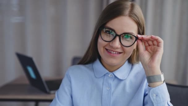 Χαμογελαστή Γυναίκα Μακριά Μαλλιά Βγάζει Γυαλιά Της Αυτοπεποίθηση Ευτυχισμένη Επιχειρηματική — Αρχείο Βίντεο