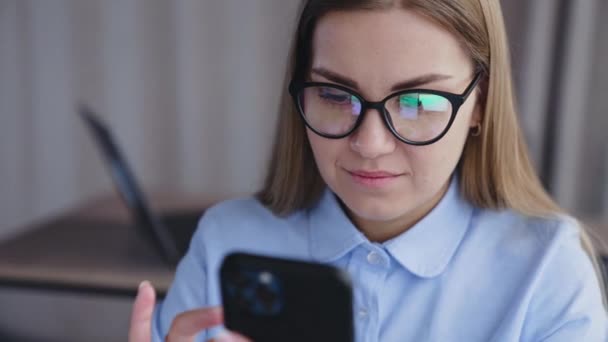 Jasnowłosa Kobieta Okularach Trzyma Telefon Się Temu Przygląda Portret Kobiety — Wideo stockowe