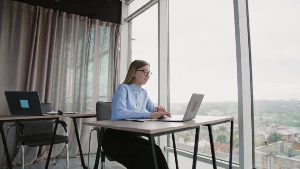 Занятая Женщина Чатится Интернете Своем Ноутбуке Улыбающаяся Женщина Работающая Компьютером — стоковое видео