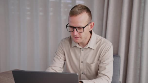 Mężczyzna Okularach Pracuje Laptopie Mężczyzna Odkłada Okulary Zamyka Laptopa Bierze — Wideo stockowe