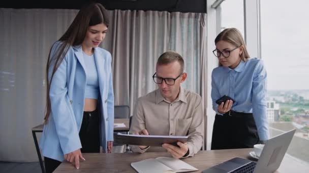 Orang Orang Bekerja Sama Kantor Membahas Beberapa Dokumen Seorang Pria — Stok Video