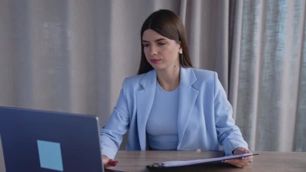 Mørkhåret Ung Kvinde Arbejder Laptop Kontoret Ved Siden Bordet Taler – Stock-video