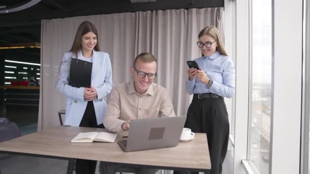 Veselí Usměvaví Kolegové Kanceláři Lidé Dívají Laptop Stole Mluví Smějí — Stock video