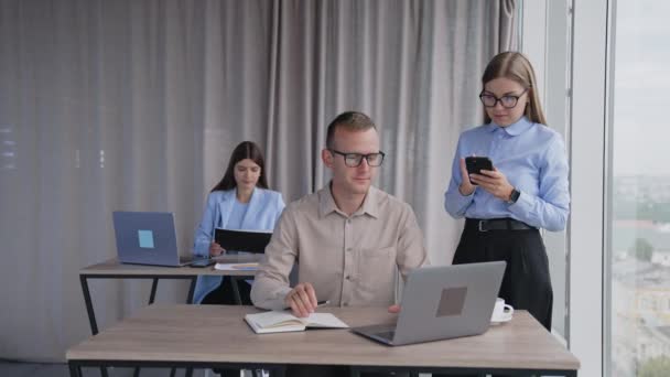 Junges Büro Team Arbeitet Zusammen Frau Geht Auf Kollegen Und — Stockvideo