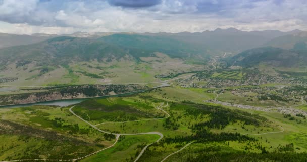 Dağlık Bölgedeki Nehirlerin Yakınındaki Inanılmaz Güzel Yeşil Vadiler Colorado Dağın — Stok video