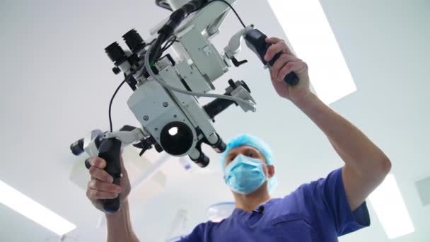 Cirurgião Profissional Confiante Girando Microscópio Sala Cirurgia Médico Usando Equipamentos — Vídeo de Stock