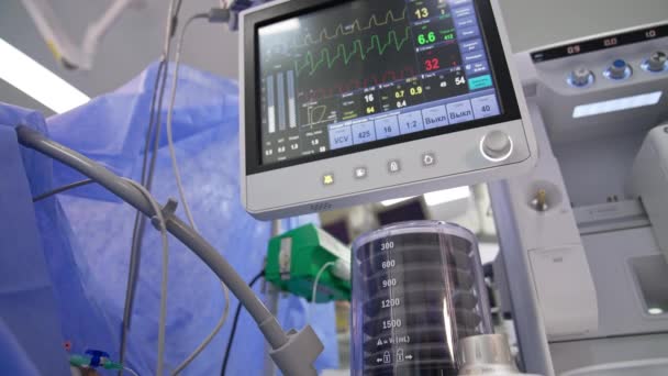 Künstliche Lungenbeatmungsmaschine Arbeitet Operationssaal Screenings Mit Den Lebensparametern Des Patienten — Stockvideo