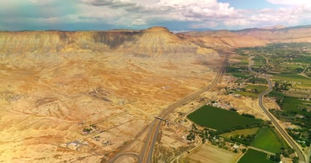 Estradas Que Separam Terras Desertas Areia Seca Uma Bela Cidade — Vídeo de Stock