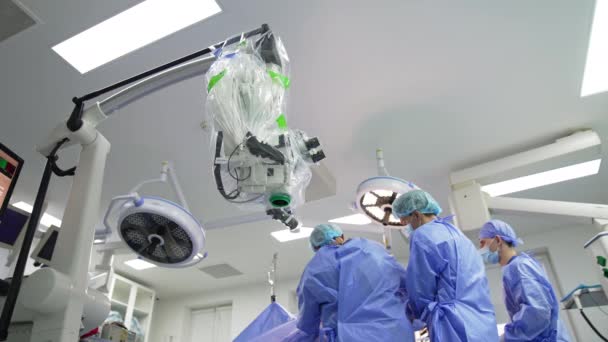 Fique Com Grande Microscópio Cirúrgico Sala Operações Médicos Conduzindo Operação — Vídeo de Stock