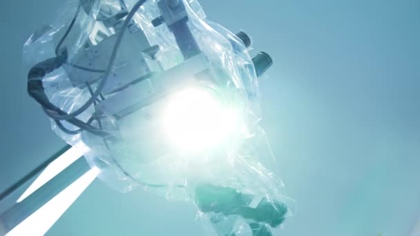 手术室里非常精确的外科显微镜打开了 用于不育症的塑料覆盖的先进技术设备 低角度视图 — 图库视频影像