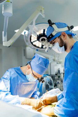 Modern profesyonel asistan. Ameliyathanede çalışan cerrahlar..