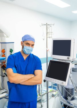 Üniforma ve maske uzmanı. Steril acil servis çalışanı.