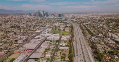 Los Angeles, California 'da finans merkezine girip çıkan bir sürü araba var. Güneşli bir günde alçak binaların devasa kentsel bölgesi.