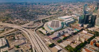 Güzel Los Angeles 'ın muhteşem manzarası. Şehir merkezindeki güzel finans merkezinde çarpıcı bir kavşak var. Hava görünümü.