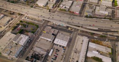 Güneşli bir günde Los Angeles yollarında trafik vardı. İnsansız hava aracı görüntüsü, ABD 'deki metropolün alçak binaları üzerinde. Üst görünüm.