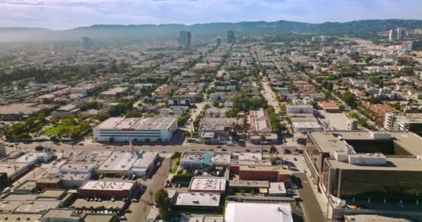 昼間の都市近代的なロサンゼルスの晴れた通り カリフォルニア州の活気に満ちた都市 空中視点からアメリカ — ストック動画
