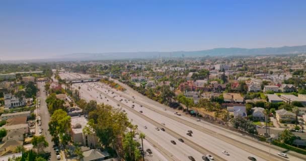 在美国加利福尼亚州洛杉矶的多车道高速公路上快速行驶的汽车 令人惊奇的蓝天背景 无人机画面不断上升 — 图库视频影像