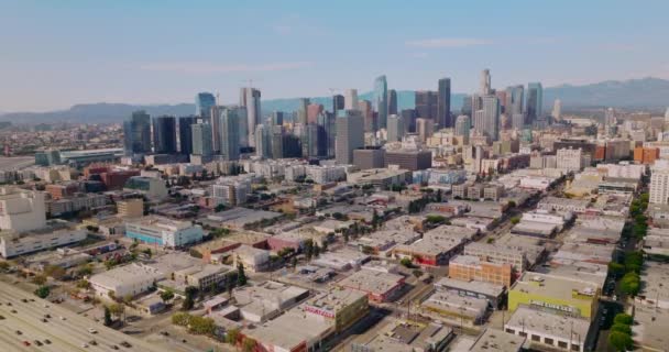 ロサンゼルス アメリカの素晴らしい金融街の高層ビル カリフォルニアの危険な丘が背景にある エアリアルビュー — ストック動画