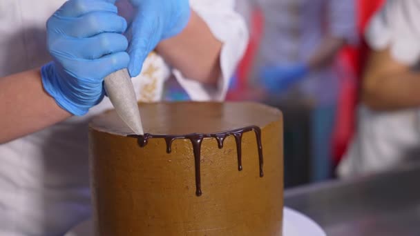 Torta Dekoráció Csokoládéval Közelről Kesztyűs Keze Cukrászda Préselt Folyadék Olvadt — Stock videók