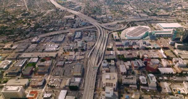 ロサンゼルス カリフォルニア州 アメリカ合衆国の複数車線フリーウェイで巨大な道路交差点 クレイジーな交通で素晴らしい都市パノラマ エアリアルビュー — ストック動画