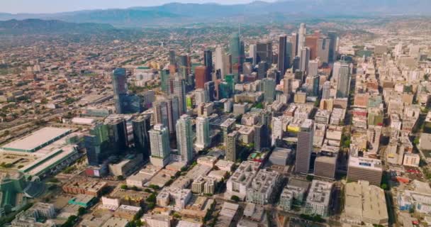 ロサンゼルスのダウンタウンにある高層ビルと複数の建物 山の背景にある素晴らしい都市パノラマ — ストック動画