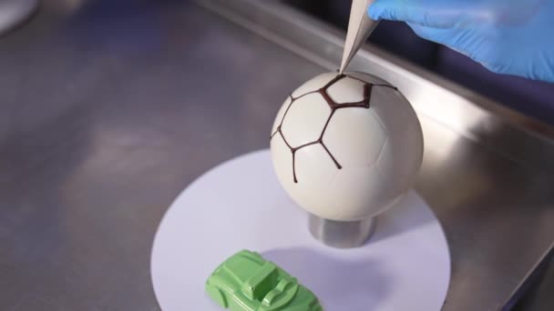 Kuchen Backen Form Eines Fußballs Konditorenhände Die Schokoladenlinien Auf Den — Stockvideo