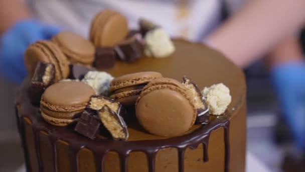 Increíble Pastel Chocolate Decorado Girando Stand Hermosa Producción Postres Sabrosos — Vídeos de Stock