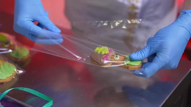 Verpackung Der Fertigbonbons Plastiktüten Konditor Legt Plätzchen Pilzform Individuelle Verpackungen — Stockvideo