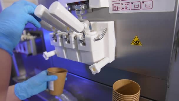 Sorvete Baunilha Macio Branco Derramado Uma Máquina Automática Sobremesa Doce — Vídeo de Stock