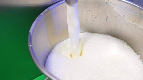 Свіже Молоко Вливається Металеве Відро Створюючи Піну Зверху Близько Концепція — стокове відео
