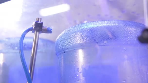 Temiz Için Ambalaj Malzemeleri Yıkılıyor Suyla Doldurulmaya Hazırlanıyor Kapatın Şişe — Stok video