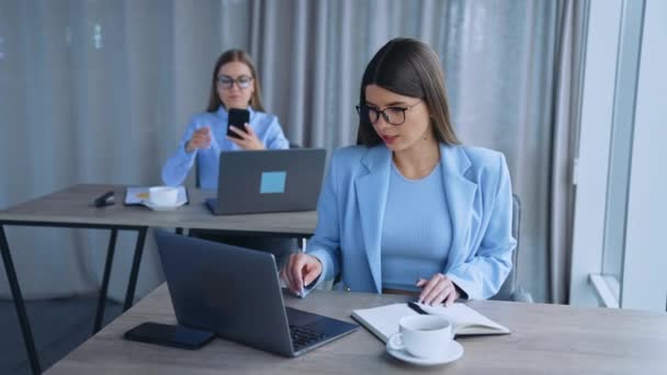 Genç Bayan Bayanlar Dizüstü Bilgisayarların Önünde Masalarda Oturuyor Modern Ofisteki — Stok video