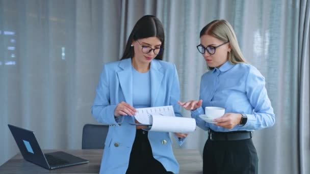 Wanita Yang Bekerja Kantor Memegang Dokumen Dengan Grafik Rekan Kerja — Stok Video