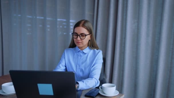 Gözlüklü Güzel Bir Kadın Dizüstü Bilgisayarında Çalışıyor Bayan Ayağa Kalkar — Stok video