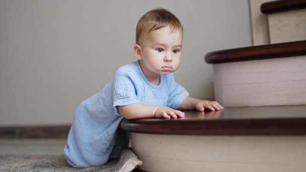 Pensativo Bonito Pequena Criança Inclinou Nas Escadas Olhando Frente Dele — Vídeo de Stock
