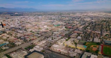 Los Angeles, California, ABD 'nin yoğun mimarisinde birçok alçak bina var. Puslu ufkuyla güneşli şehir manzarası.