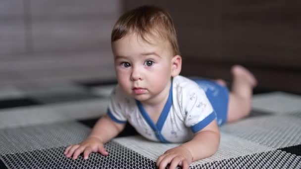 Anak Manis Yang Berbaring Lantai Mencoba Merangkak Anak Manis Berhenti — Stok Video