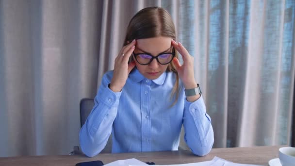 オフィスで頭痛を抱えている感情的な緊張した女性は 紙を取って怒って投げます 前景のブルージャケットの女性は満足しています — ストック動画