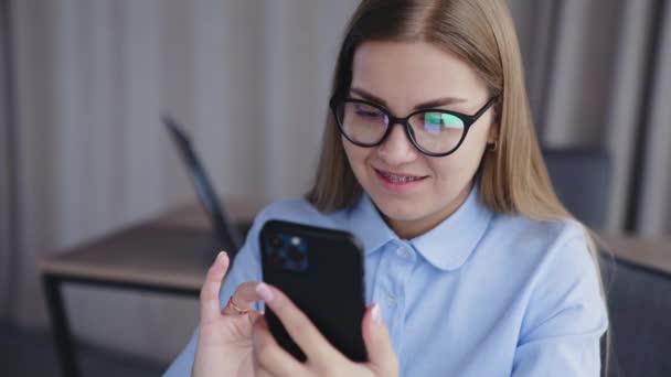 Linda Jovem Loira Óculos Segurando Telefone Frente Seu Rosto Senhora — Vídeo de Stock