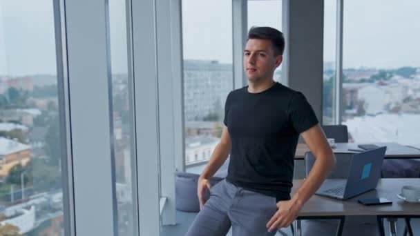 Millennial Männchen Lässiger Kleidung Stehen Angelehnt Schreibtisch Junger Mann Faltet — Stockvideo