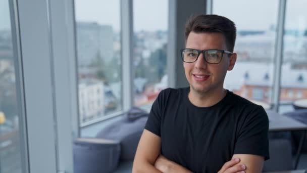 Lächelnder Dunkelhaariger Junger Mann Legt Seine Brille Geschäftsmann Steht Leerem — Stockvideo