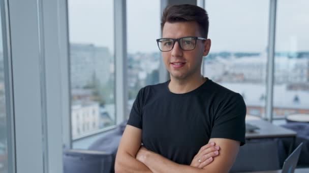 Koyu Renk Saçlı Gözlüklü Genç Adam Geniş Bir Ofiste Duruyor — Stok video