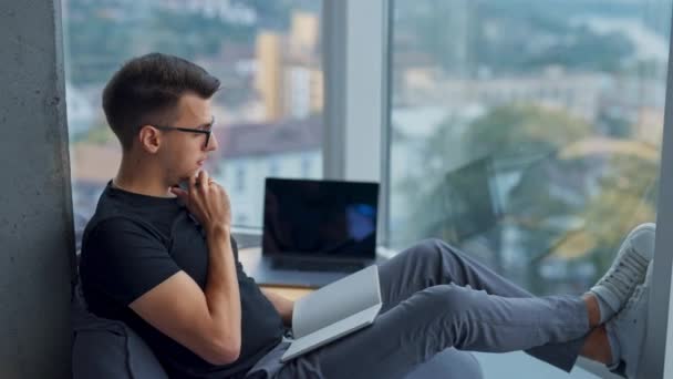 Ofiste Oturup Meselelerini Düşünmek Fasulye Koltukta Oturan Genç Ofis Çalışanı — Stok video