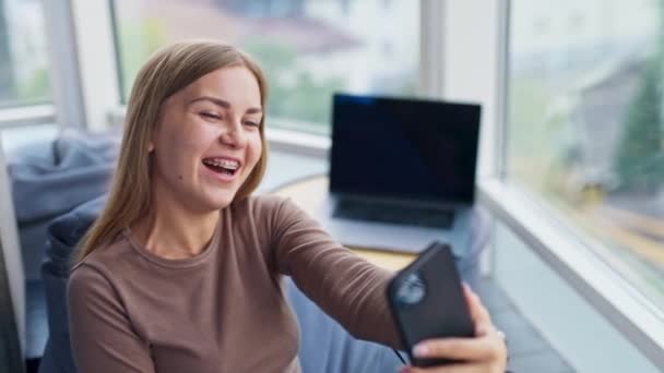 Sonriente Chica Resiliente Tomando Selfie Teléfono Señora Pone Gafas Mirando — Vídeo de stock